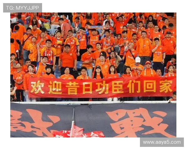泰山球迷热情欢迎李霄鹏蒿俊闵等昔日功臣回归济南奥体共襄盛举 泰山球迷热情欢迎李霄鹏蒿俊闵等昔日功臣回归济南奥体共襄盛举